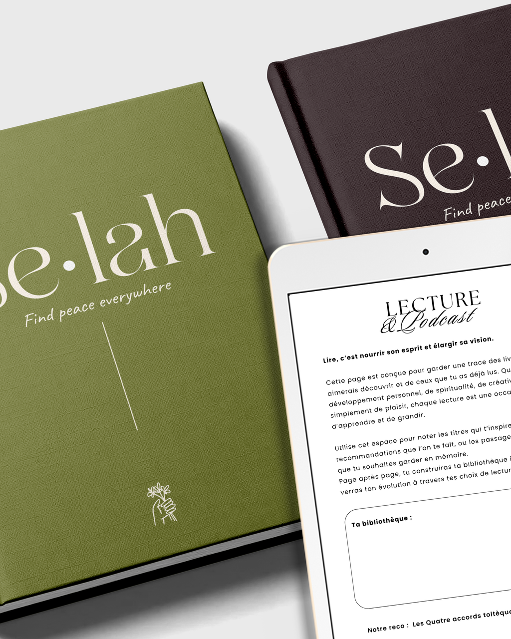 Planners Selah marron et vert sur fond blanc avec une tablette montrant une page intérieur du carnet